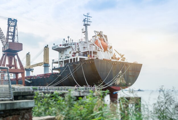 Lading container schip