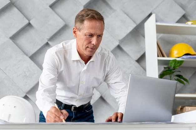 Lage hoek architect bezig met een nieuw project