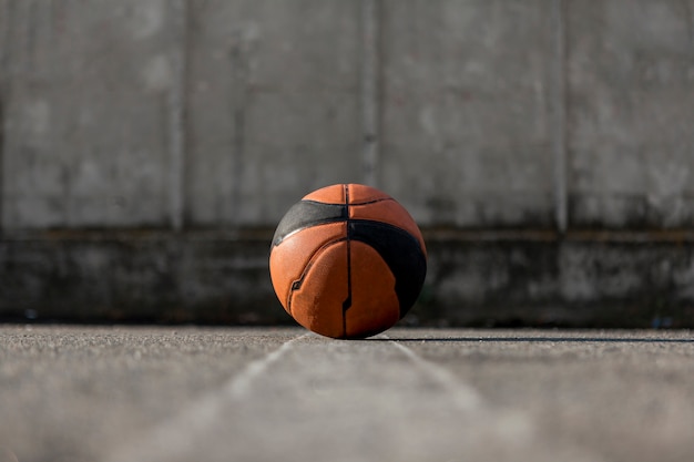 Lage hoek basketbal op asfalt