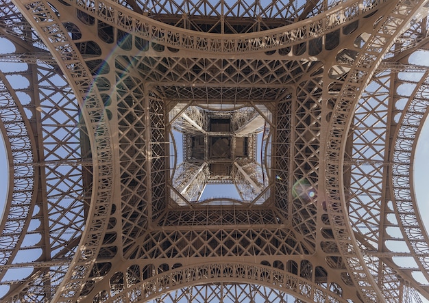 Lage hoek die van de Eiffeltoren, Parijs is ontsproten