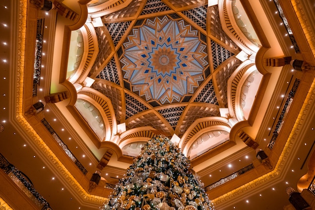 Lage hoek die van de Kerstboom in Emirates Palace in Abu Dhabi, Verenigde Arabische Emiraten is ontsproten