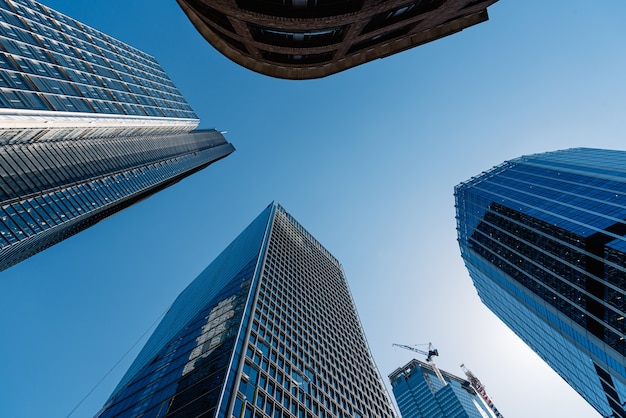 Lage hoek die van de moderne glasgebouwen en wolkenkrabbers op een heldere dag is ontsproten