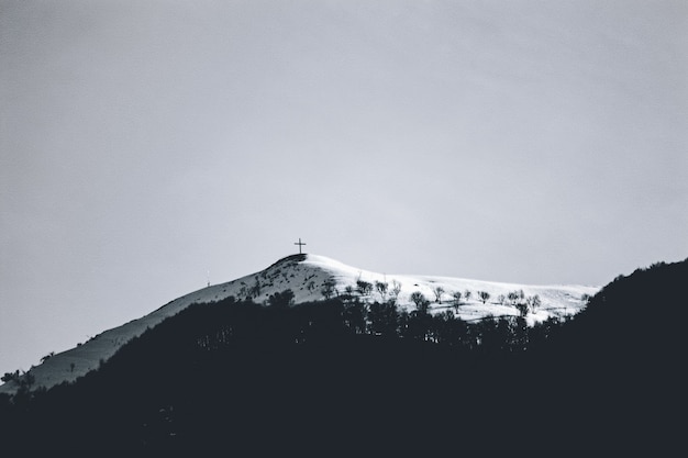 Lage hoek die van de prachtige met sneeuw bedekte bergtop is vastgelegd op een bewolkte dag