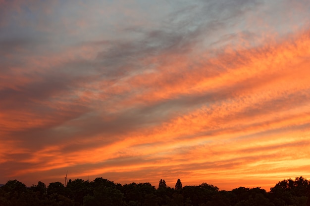 Lage hoek die van de wolken in de kleurrijke hemel is ontsproten die bij schemering wordt vastgelegd