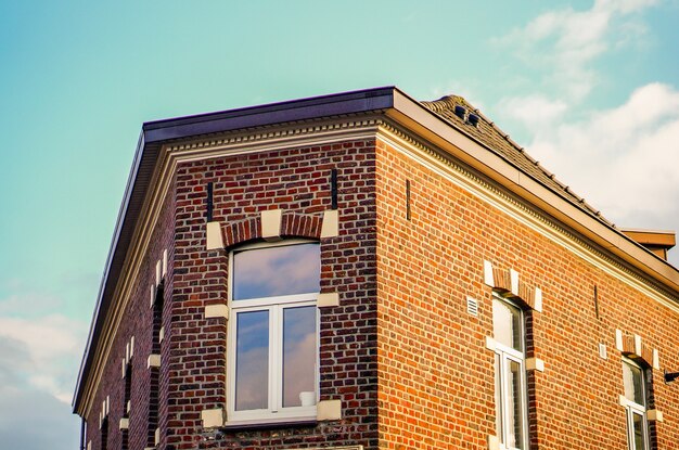 Lage hoek die van een flatgebouw onder het zonlicht overdag is ontsproten