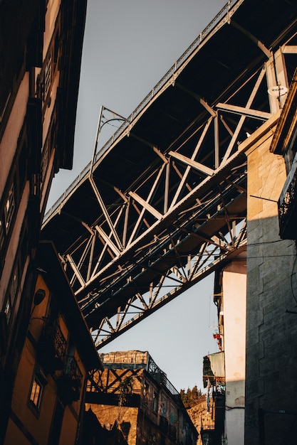 Lage hoek die van een grijze concrete brug in Portugal is ontsproten