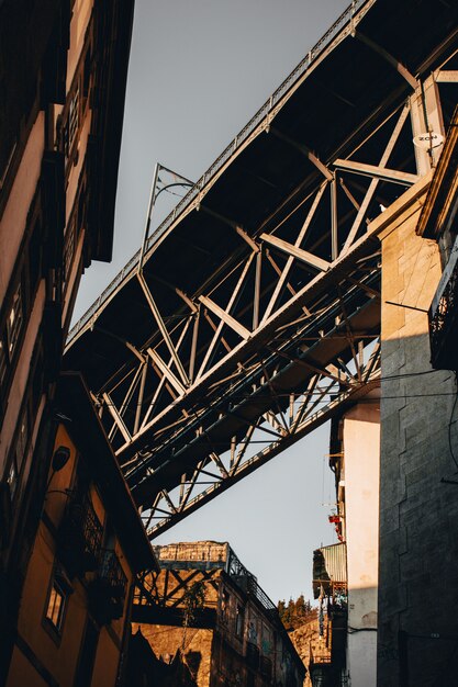 Lage hoek die van een grijze concrete brug in Portugal is ontsproten