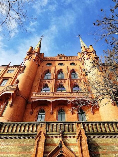 Lage hoek die van een kathedraal onder een bewolkte hemel in Szczecin, Polen is ontsproten