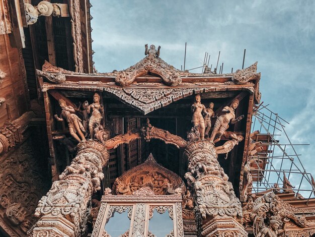 Lage hoek die van een prachtig heiligdom van waarheid in pattaya, thailand is ontsproten