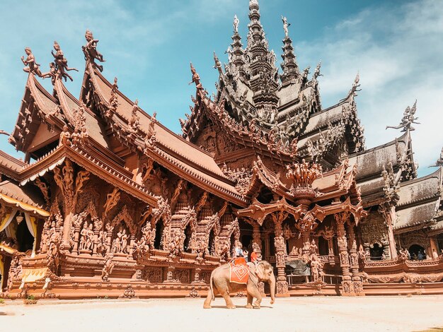 Lage hoek die van een prachtig heiligdom van waarheid in pattaya, thailand is ontsproten
