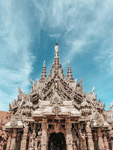 Gratis foto lage hoek die van een prachtig heiligdom van waarheid in pattaya, thailand is ontsproten