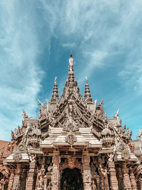 Lage hoek die van een prachtig heiligdom van waarheid in pattaya, thailand is ontsproten