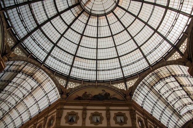 Lage hoek die van het plafond van de historische Galleria Vittorio Emanuele II in Milaan, Italië is ontsproten