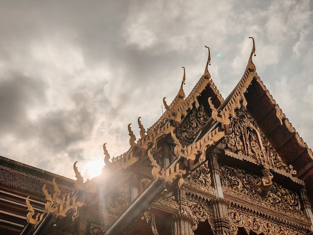 Lage hoek die van mooi ontwerp van een tempel in Bangkok, Thailand is ontsproten