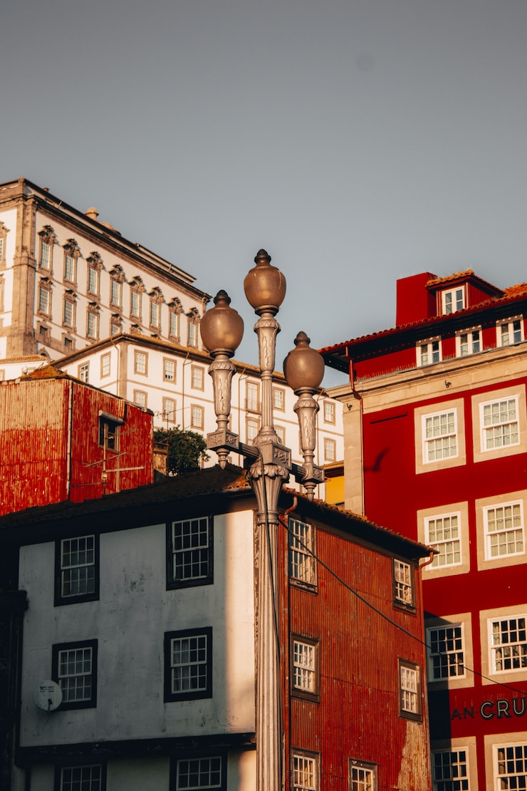Gratis Foto lage hoek die van mooie rode hoogbouw in porto, portugal is ontsproten