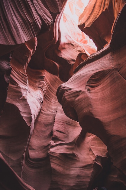 Lage hoek die van verbazingwekkende zandsteenformaties in Slot Canyon in Utah is ontsproten