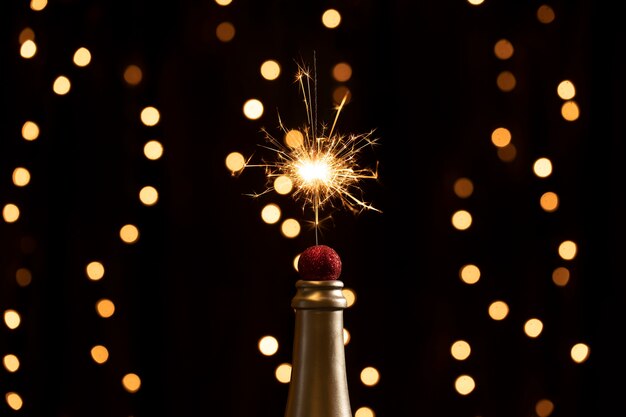 Lage hoek fles tip met vuurwerk lichten