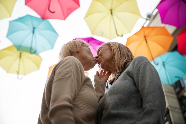 Gratis foto lage hoek gelukkig homo paar zoenen