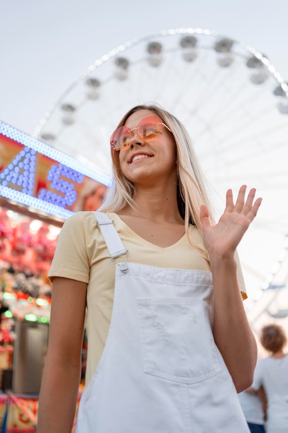 Lage hoek gelukkig meisje op kermis