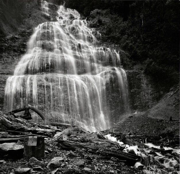 Lage hoek grijstinten shot van de Bridal Veil Falls in het Provincial Park in Bridal, Canada