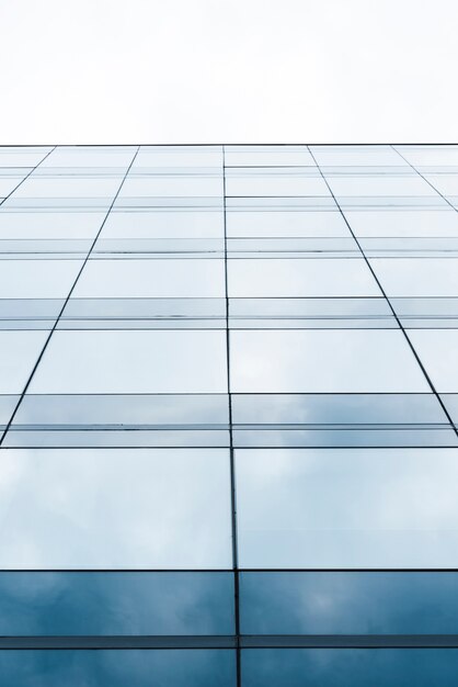Lage hoek hoge helling glazen gebouw