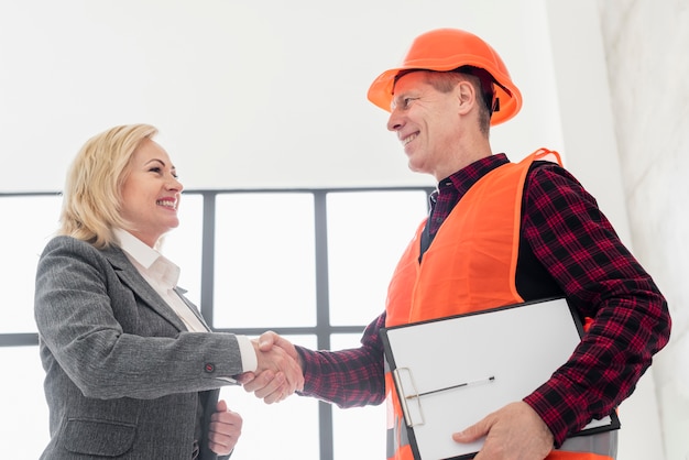 Lage hoek ingenieurs handbewegingen