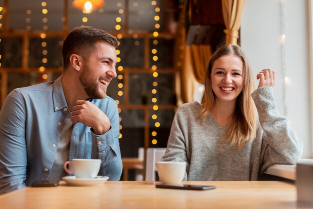 Lage hoek jonge vrienden chatten