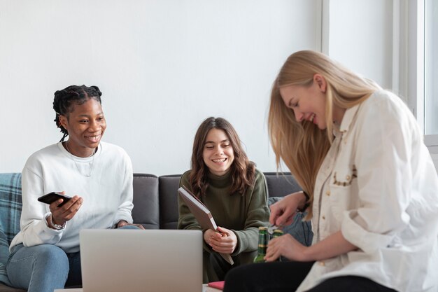 Lage hoek jonge vrouwen thuis