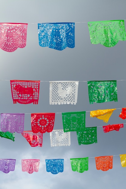 Gratis foto lage hoek kleurrijke mexicaanse ornamenten op draad