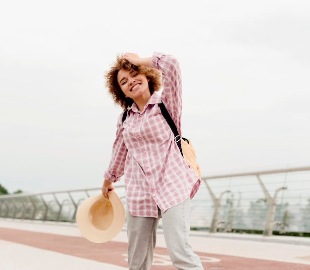 Gratis foto lage hoek krullende vrouw die van haar vakantie geniet