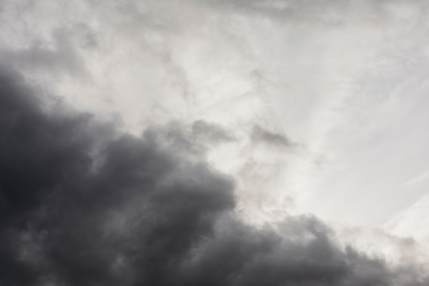 Lage hoek kust wolken bekijken