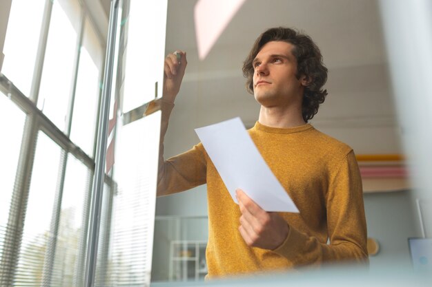 Lage hoek man aan het werk op kantoor