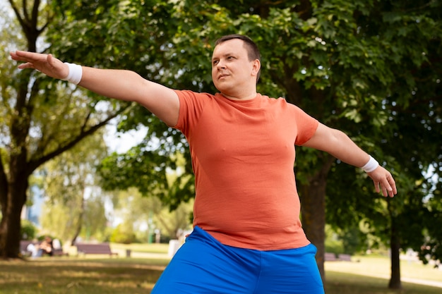 Gratis foto lage hoek man die buiten traint