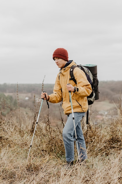 Lage hoek man met apparatuur lopen