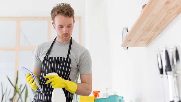 Lage hoek man schoonmaken