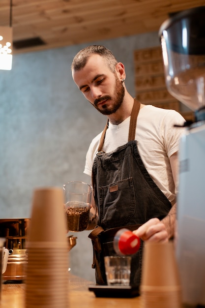 Lage hoek mannelijke werknemer van coffeeshop