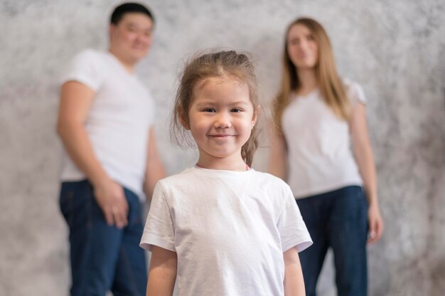 Lage hoek meisje en haar ouders