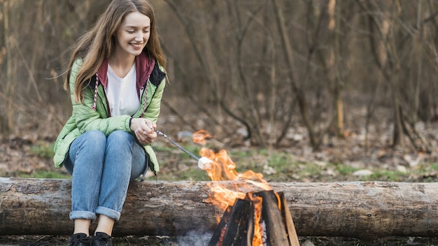 Gratis foto lage hoek meisje koken marshmallow