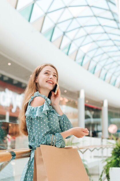 Lage hoek meisje met boodschappentassen op winkelcentrum