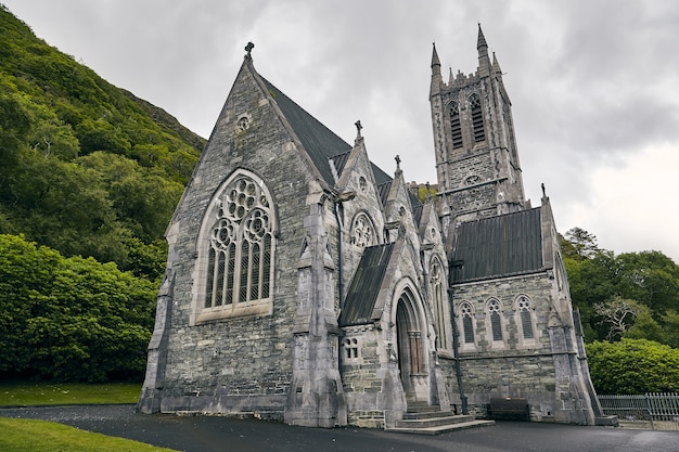 Lage hoek opname van Kylemore Abbey in Ierland, omgeven door groen