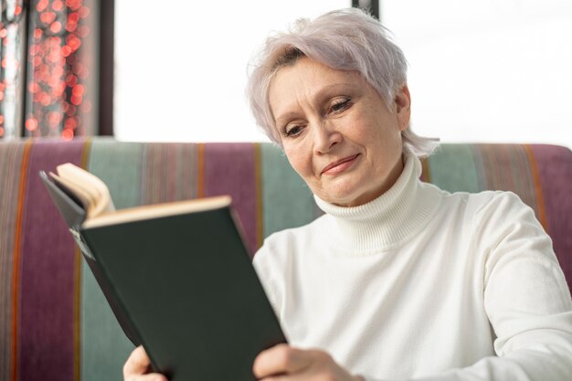 Lage hoek oudere vrouwelijke lezing