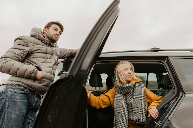 Gratis foto lage hoek pauze tijdens de winterreis