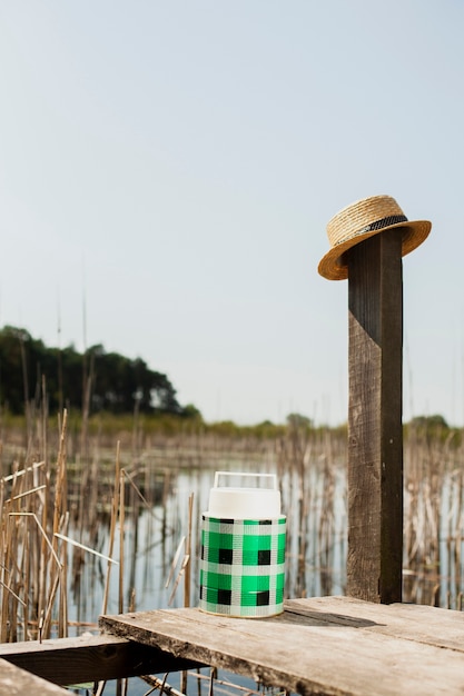 Gratis foto lage hoek potoon met rivier langs