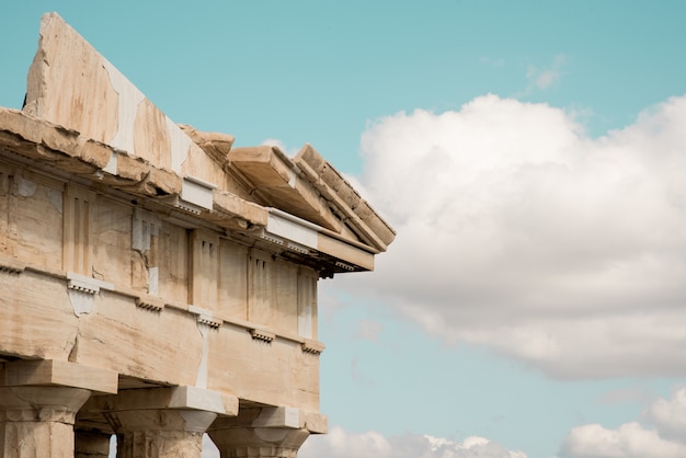 Lage hoek schot van de kolommen van het Akropolis Pantheon in Athene, Griekenland onder de hemel