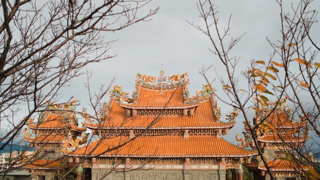 Lage hoek schot van Shinto heiligdom met interessante texturen onder de heldere hemel