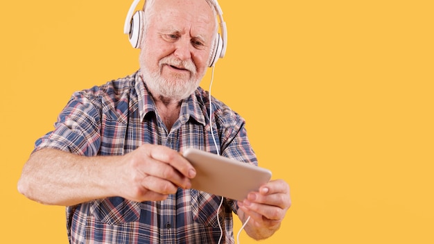 Lage hoek senior kijken op mobiel