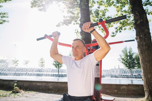 Lage hoek senior man uit te werken