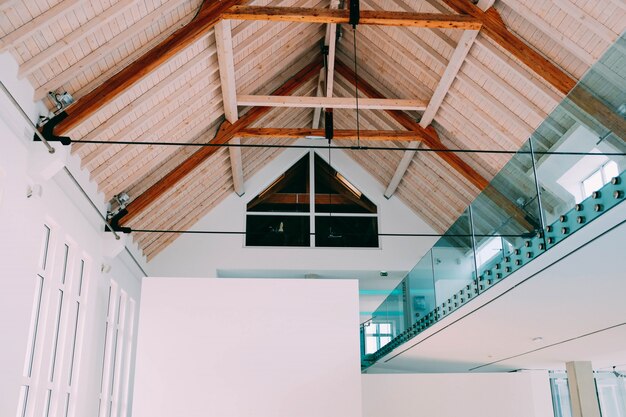 Lage hoek shot van een houten plafond in een koel huis met een moderne, minimalistische interieur