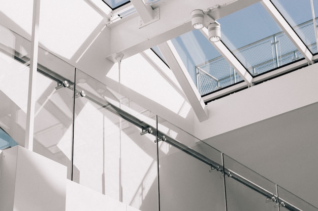 Lage hoek shot van een modern gebouw interieur met witte muren aan de hemel