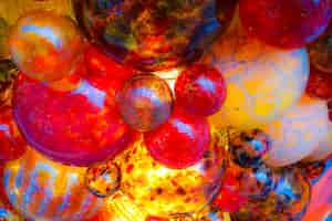 Gratis foto lage hoek shot van glazen rode ballen kerstversiering in de markt